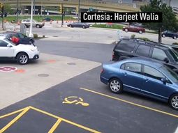 Se subió al capó del auto para que no se roben