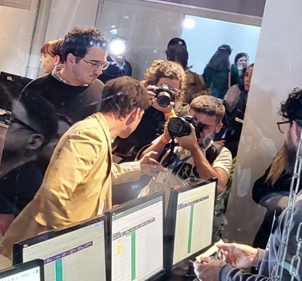 Ciudad: Santiago Caputo llegó al debate hecho un rockstar