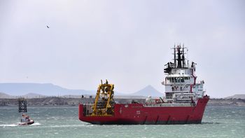 El Sophie Siem comienza a dejar atrás el puerto de Comodoro para dirigirse a la zona marítima patagónica donde se busca al ARA San Juan. El Sophie Siem comienza a dejar atrás el puerto de Comodoro para dirigirse a la zona marítima patagónica donde se busca al ARA San Juan.
