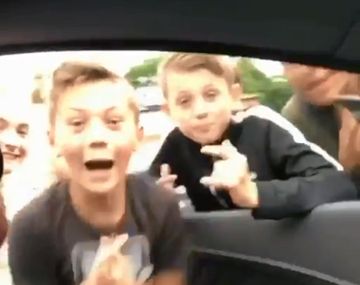 Una estrella del fúfbol inglés y una actitud inigualable con niños en la calle