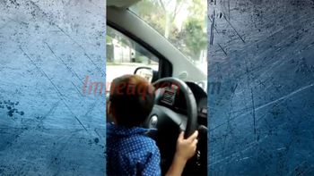 imprudencia al volante: filmo a su hijo manejando en plena ciudad imprudencia al volante: filmo a su hijo manejando en plena ciudad