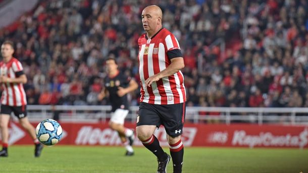 Ponce debutó en Estudiantes de La Plata, donde se consagró campeón en múltiples ocasiones. Ponce debutó en Estudiantes de La Plata, donde se consagró campeón en múltiples ocasiones.