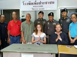 tailandia: tuvieron sexo en la calle y la policia los obligo a rezar para pedir perdon tailandia: tuvieron sexo en la calle y la policia los obligo a rezar para pedir perdon