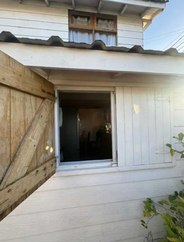 Una de las ventanas quedó abierta después del robo. (Foto: Mendoza Post. Una de las ventanas quedó abierta después del robo. (Foto: Mendoza Post.