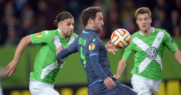 Napoli goleó al Wolfsburgo en Alemania y tiene un pie en la semi