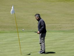 Mauricio Macri, jugando al golf en medio de la crisis por el ARA San Juan