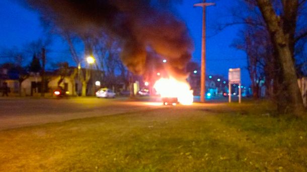 Un relato salvaje: prendió fuego su auto para que no se lo llevaran inspectores