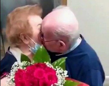 Así fue el conmovedor reencuentro entre dos abuelos separados por el coronavirus