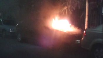 ¿Un nuevo ataque de quemacoches? Auto incendiado en Villa Urquiza ¿Un nuevo ataque de quemacoches? Auto incendiado en Villa Urquiza