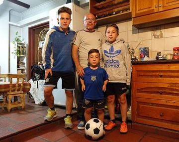 Diego, junto a sus hermanos Luciano y Lautaro, y su papá, Tito, en su casa del barrio