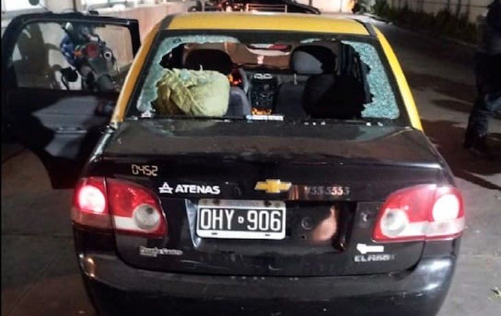 Violencia en Rosario: un sicario atacó un taxi e hirió a tres pasajeros