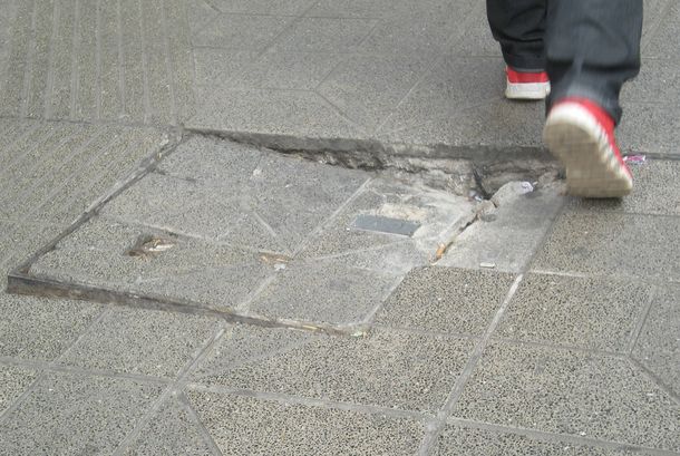 La Ciudad deberá indemnizar a una anciana que se fracturó por una vereda rota
