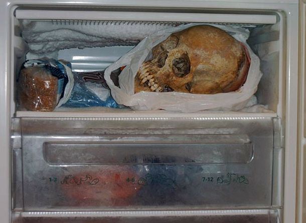 Arrestaron a una mujer que tenía sexo con esqueletos