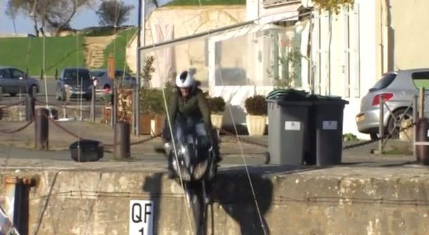 Un conductor de moto despistado casi termina en el río