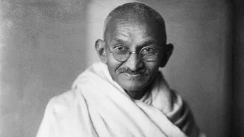 En 1948 un fanático asesina al líder político-religioso Mahatma Gandhi. En 1948 un fanático asesina al líder político-religioso Mahatma Gandhi.