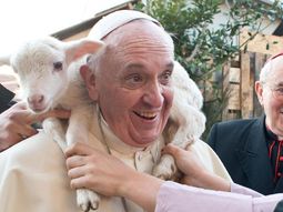 otro gesto del papa francisco: se saco una foto con un corderito en los hombros otro gesto del papa francisco: se saco una foto con un corderito en los hombros