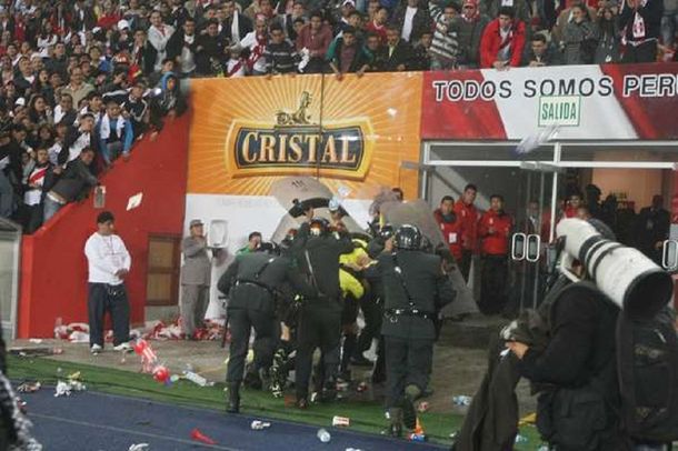 Un árbitro argentino, en la mira de Perú a horas del partido ante Colombia