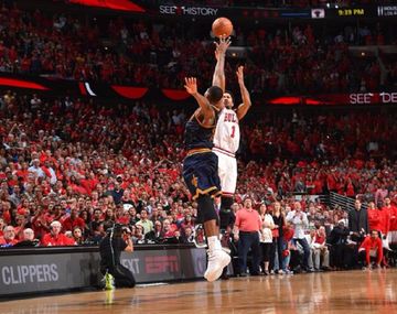 VIDEO: El triple agónico de Rose para derrotar a los Cavs de LeBron James