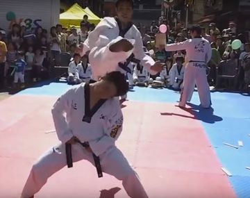 Fuerte golpe en exhibición de karate