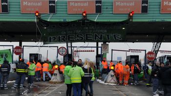 una protesta en los peajes complica el recambio turistico una protesta en los peajes complica el recambio turistico