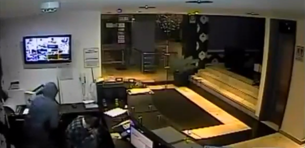 VIDEO: Se dispara en un ojo mientras robaba un hotel
