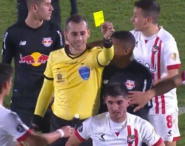Insólito: así se hicieron amonestar dos jugadores de Estudiantes para limpiarse de cara a los octavos