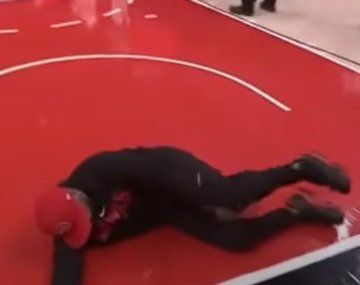 Video: se lesionó en pleno concurso en la NBA y dejó en shock a la presentadora