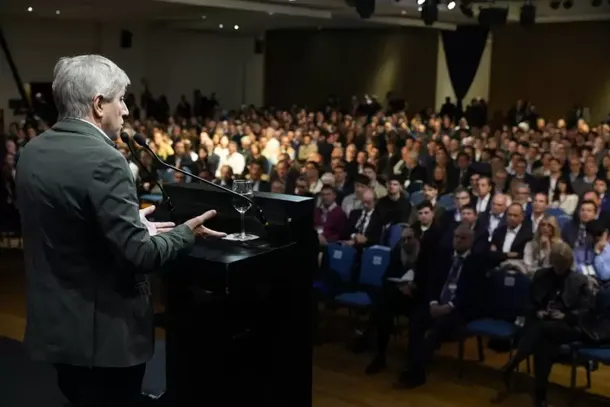 El ministro de Economía, Luis Caputo, en la apertura del Latam Economic Forum 2024 en Parque Norte