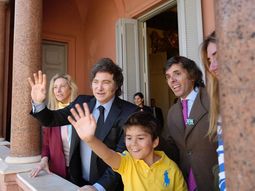 Pedro cumplió el sueño de conocer a Javier Milei y saludó desde el balcón de Casa Rosada.