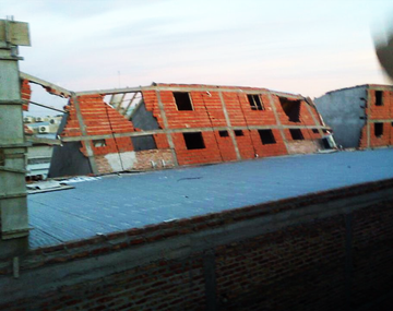 Momento en que se derrumba el techo del supermercado Cooperativa Obrera (Foto: @churex)