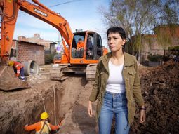 La intendenta de Quilmes, Mayra Mendoza, supervisó obras de pavimentación.