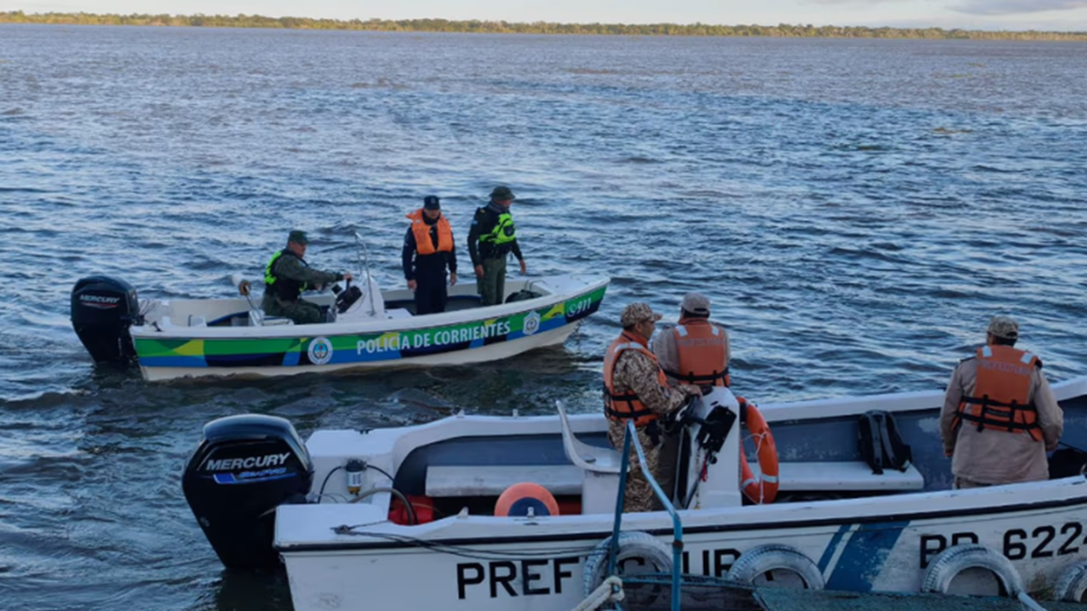 Corrientes: rastrillaje contrarreloj en el río Paraná para hallar a dos peones desaparecidos
