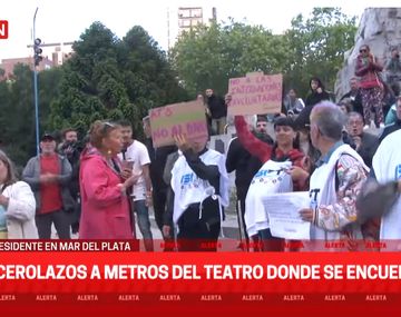 MDQ: cientos de personas realizaron un cacerolazo frente al hotel donde se hospeda Milei