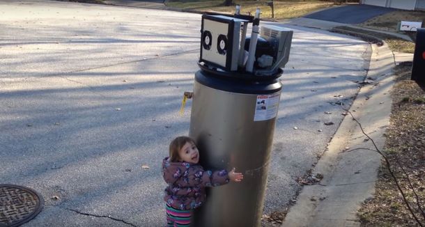 El video viral de una nena que se encuentra con un robot y le dice te amo