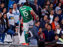 Sebastián Pol fue detenido por la policía de Chile tras agredir a un hincha. Foto: Agencia UNO. Sebastián Pol fue detenido por la policía de Chile tras agredir a un hincha. Foto: Agencia UNO.