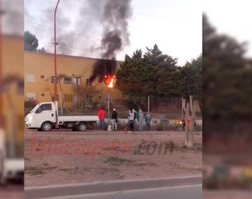 La mujer lo apuñaló e incendió la casa