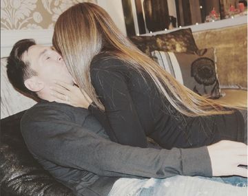 Messi y su mujer festejaron San Valentín con un apasionado beso