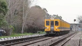 Así sería un interminable Subte que recorre el Conurbano tras salir a la superficie como tren, según la IA Así sería un interminable Subte que recorre el Conurbano tras salir a la superficie como tren, según la IA