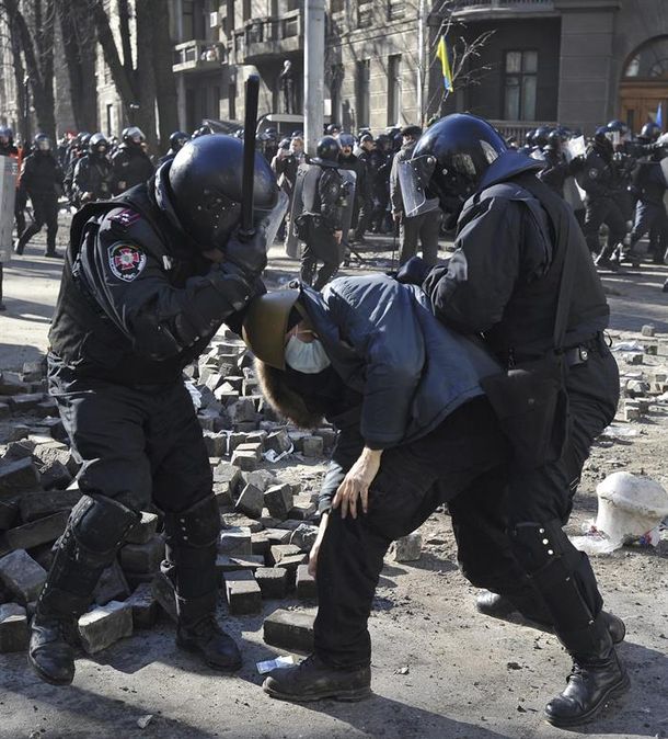 Ucrania: tres muertos y trece heridos en el asalto a una base militar