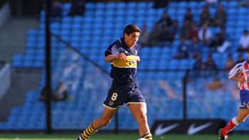 Juan Román Riquelme, vistiendo por primera vez la camiseta de Boca Juan Román Riquelme, vistiendo por primera vez la camiseta de Boca