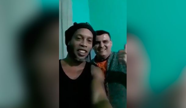 En plena cuarentena, Ronaldinho compartió un nuevo video desde la cárcel