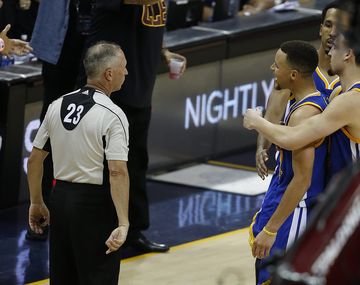 La gran estrella de la NBA le tiró el protector bucal a un fan rival