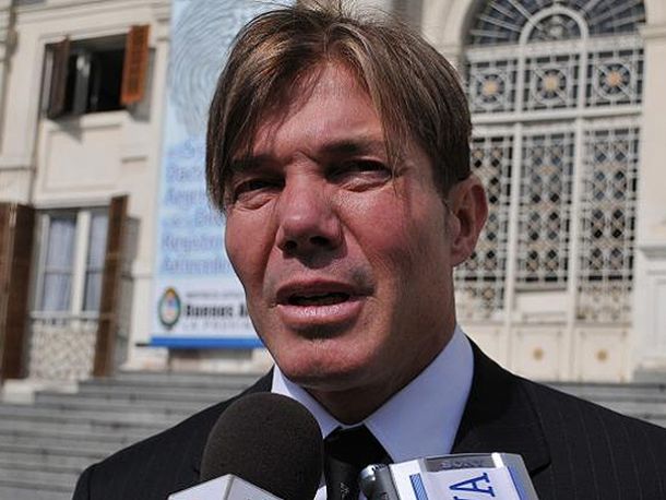 Asaltan a Burlando en Palermo y le roban su lujosa camioneta