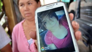 La madre de Jocelyn mostrando una foto de su hija. (Gentileza: La Nueva) La madre de Jocelyn mostrando una foto de su hija. (Gentileza: La Nueva)