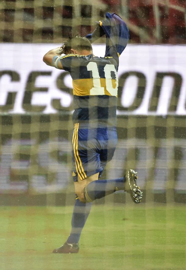 Carlos Tevez celebró el gol de Boca al Inter con la camiseta que usó Diego Maradona