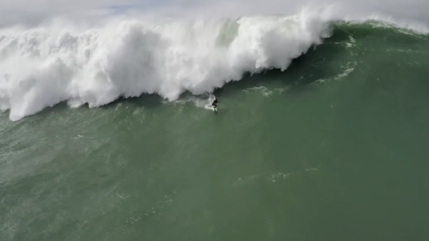 El dramático rescate de un surfista atrapado entre gigantescas olas en Portugal