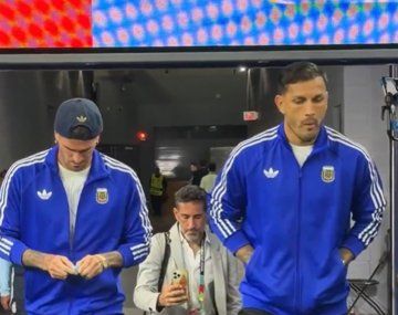 Rodrigo de Paul y Leandro Paredes, en su habitual ritual de los caramelos.
