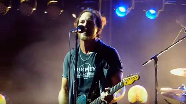 VIDEO: el vocalista de Pearl Jam paró un recital por la agresión a una mujer