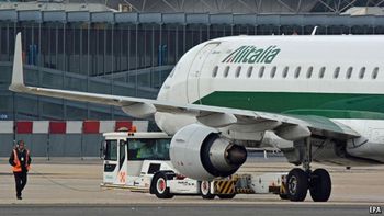 La aerolínea italiana Alitalia será vendida al mejor postor La aerolínea italiana Alitalia será vendida al mejor postor