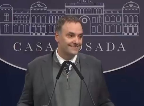 Manuel Adorni se peleó en vivo con un periodista y lo echó de la conferencia: Te pido que te retires